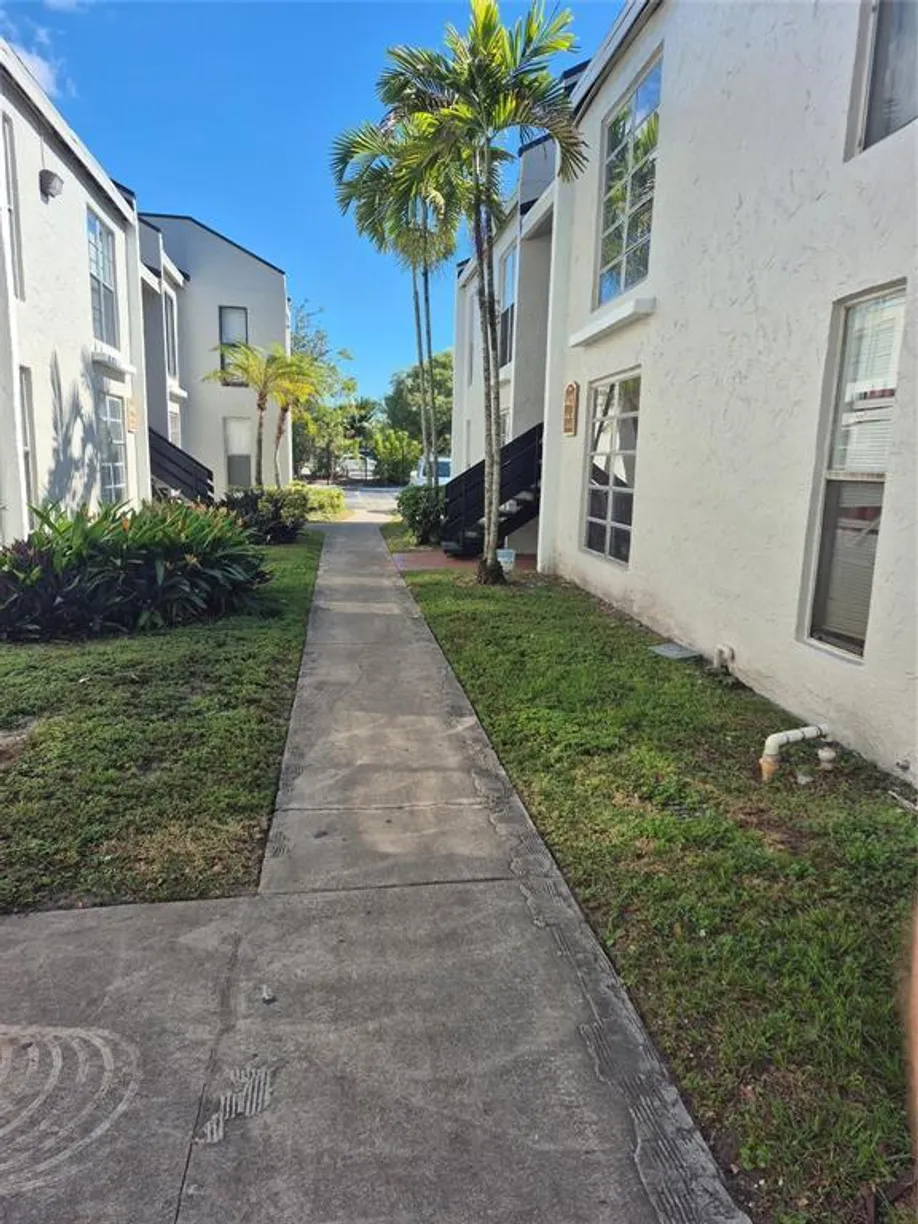 4429 TREEHOUSE Lane #28 F, Tamarac, FL 33319 Property for sale