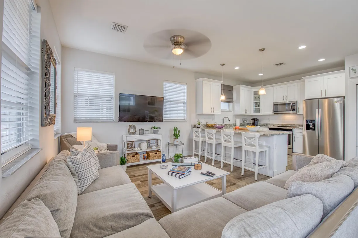 South Florida Real Estate | View 405 S M Street | Listing