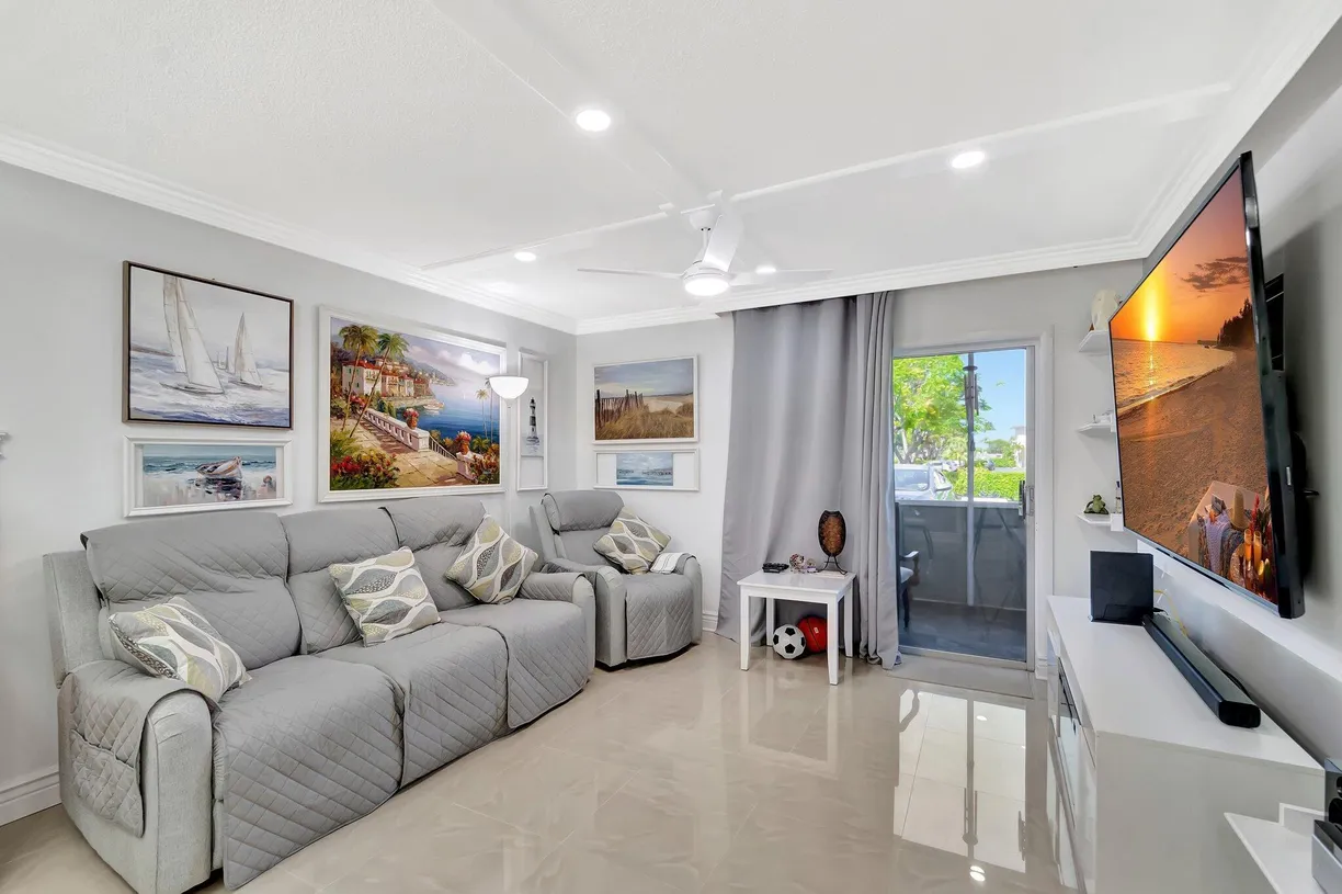 South Florida Real Estate | View 2616 Garden Drive, 112 | 2 Beds, 1 Bath