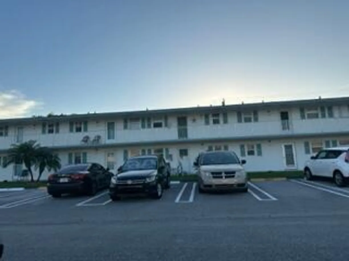 South Florida Real Estate | View 1117 Lake Terrace, 105 | 1 Bed, 1 Bath