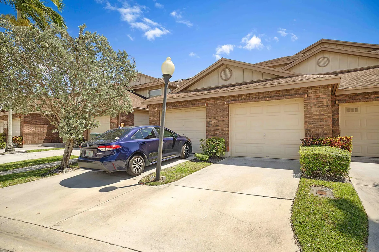 South Florida Real Estate | View 300 Crosswinds Drive, D1 | 2 Beds, 2 Baths