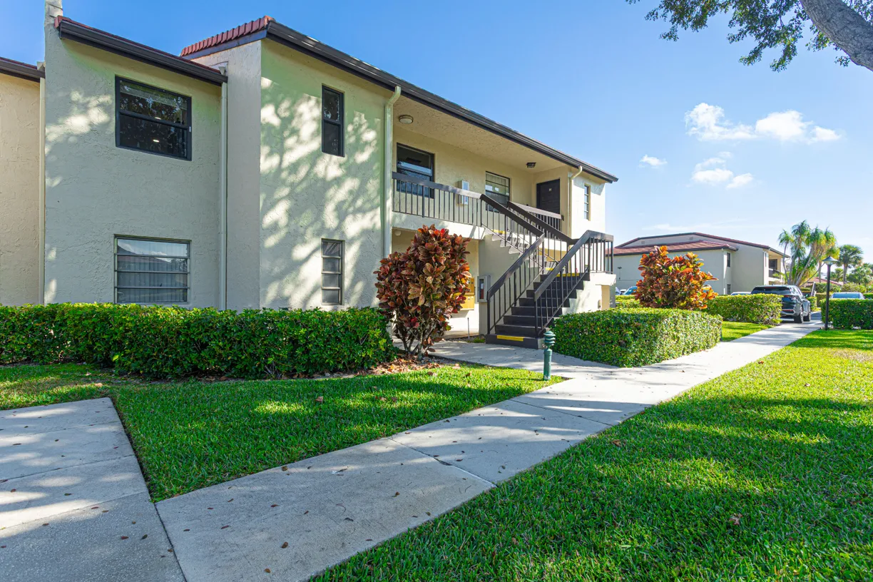8545 Casa Del Lago #F, Boca Raton, FL 33433 Property for sale