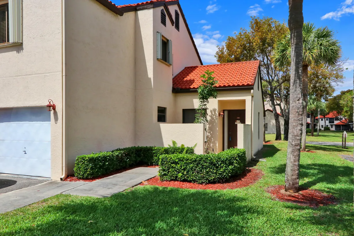 South Florida Real Estate | View 20 Via De Casas Sur, 104 | 2 Beds, 2 Baths
