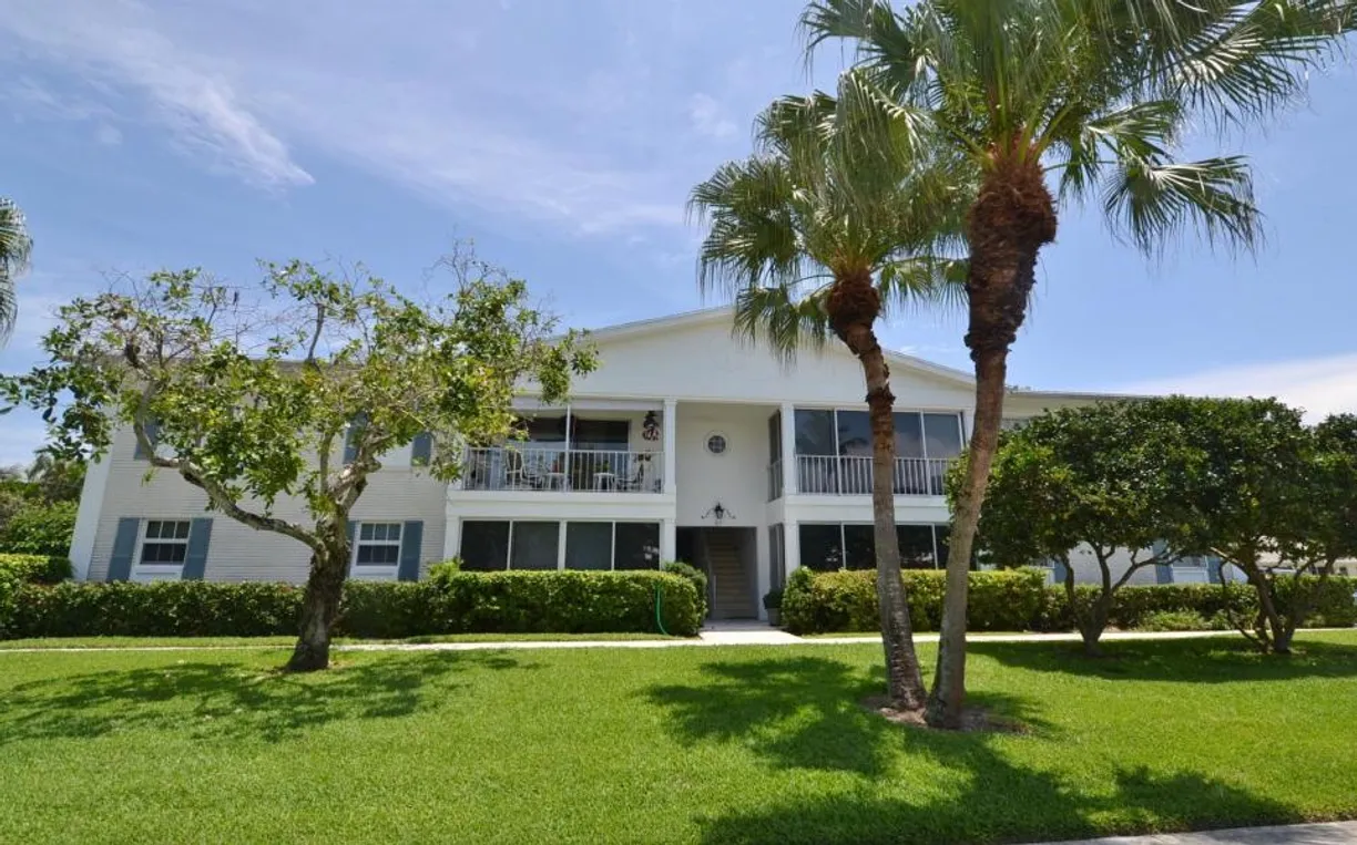 South Florida Real Estate | View 315 Venetian Drive, 1 | 2 Beds, 2 Baths