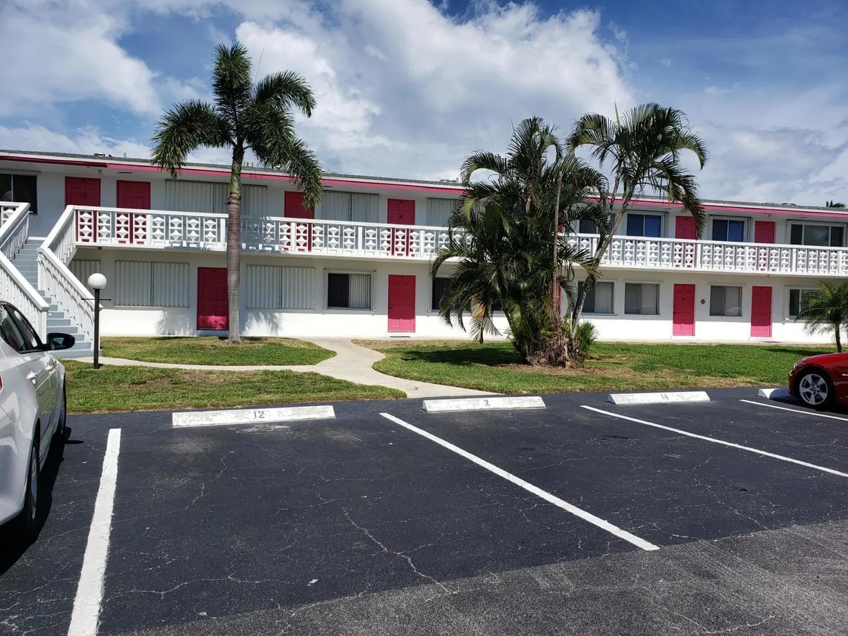 South Florida Real Estate | View 2180 Lake Osborne Drive, 3 | 1 Bed, 1 Bath