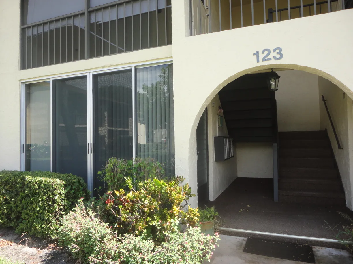 South Florida Real Estate | View 123 Lake Pine Circle, A1 | 2 Beds, 1 Bath