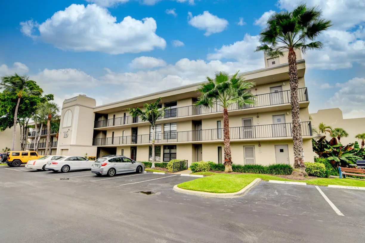 South Florida Real Estate | View 16 Royal Palm Way, 2060 | 3 Beds, 2 Baths