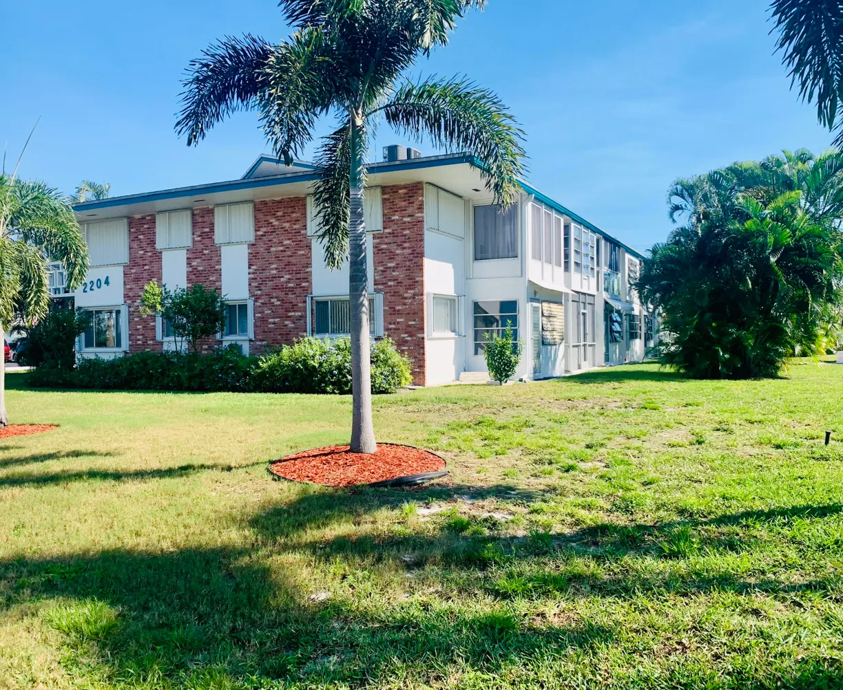 South Florida Real Estate | View 2204 Lake Osborne Drive, 3 | 1 Bed, 1 Bath
