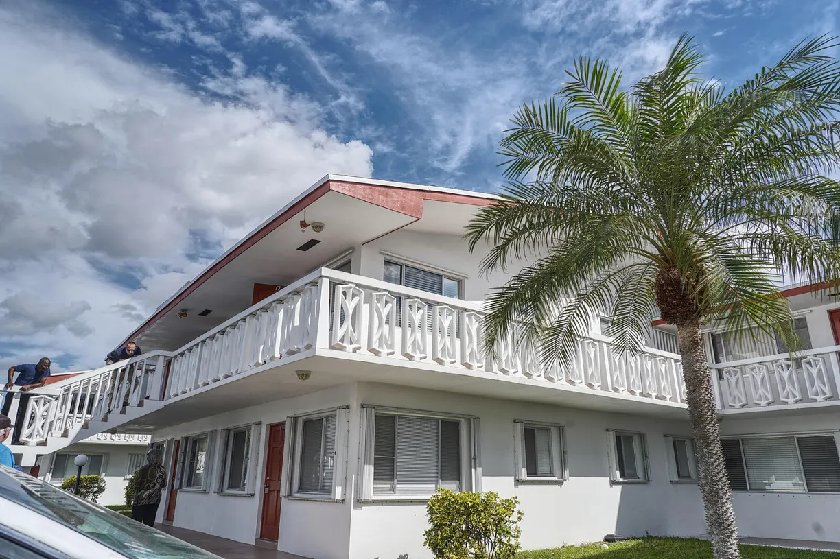 South Florida Real Estate | View 2020 Lake Osborne Drive, 17 | 1 Bed, 1 Bath