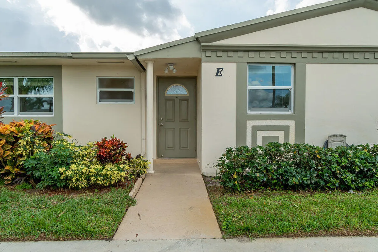 South Florida Real Estate | View 2833 Crosley Drive, Apt E | 2 Beds, 1 Bath