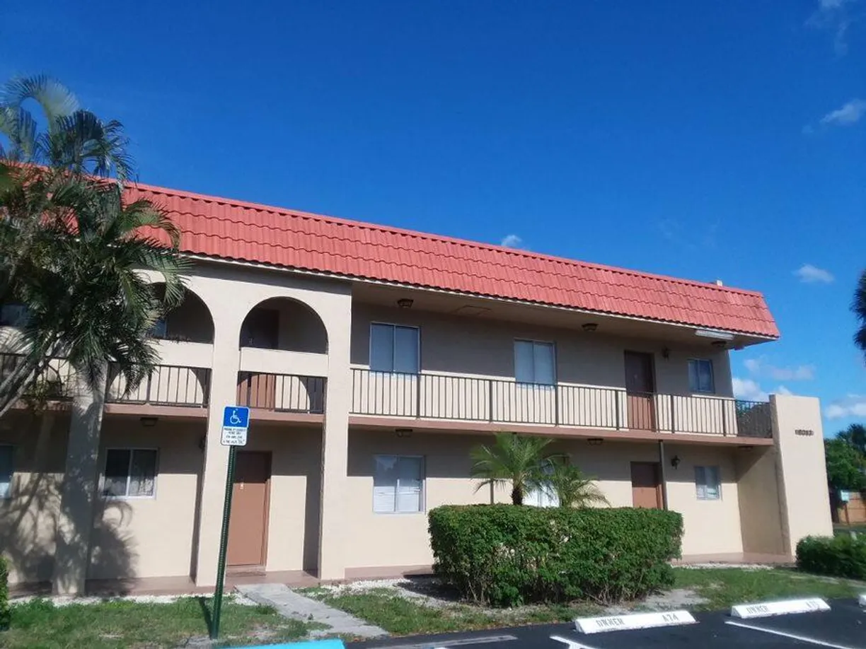 South Florida Real Estate | View 6060 Forest Hill Boulevard, 204 | 2 Beds, 1 Bath