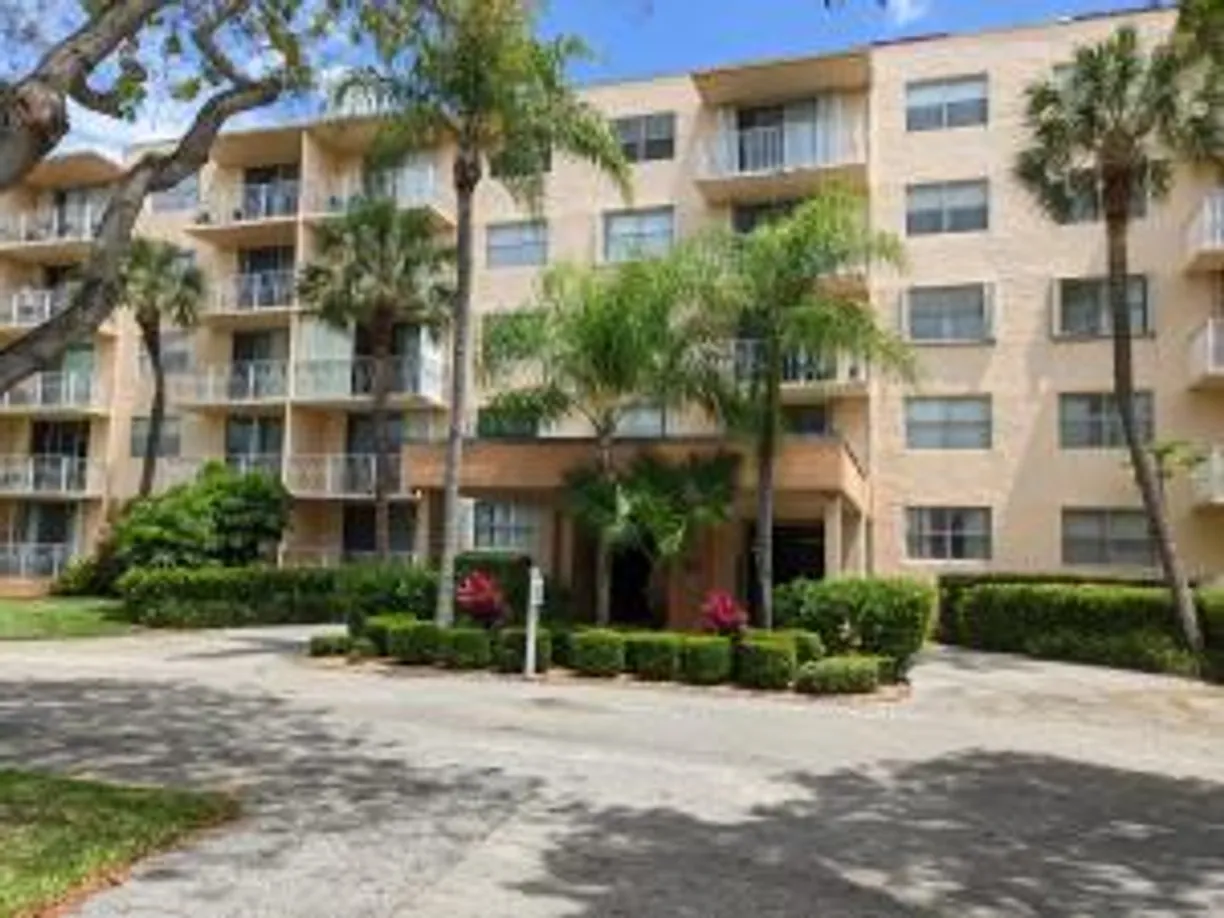 South Florida Real Estate | View 470 Executive Center Drive, 2c | 1 Bed, 1 Bath