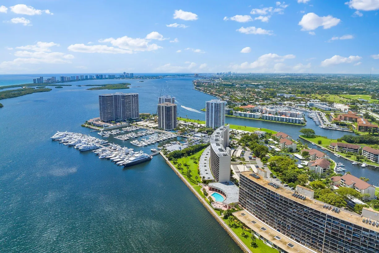 South Florida Real Estate | View 122 Lakeshore Drive, G40 | 2 Beds, 2 Baths