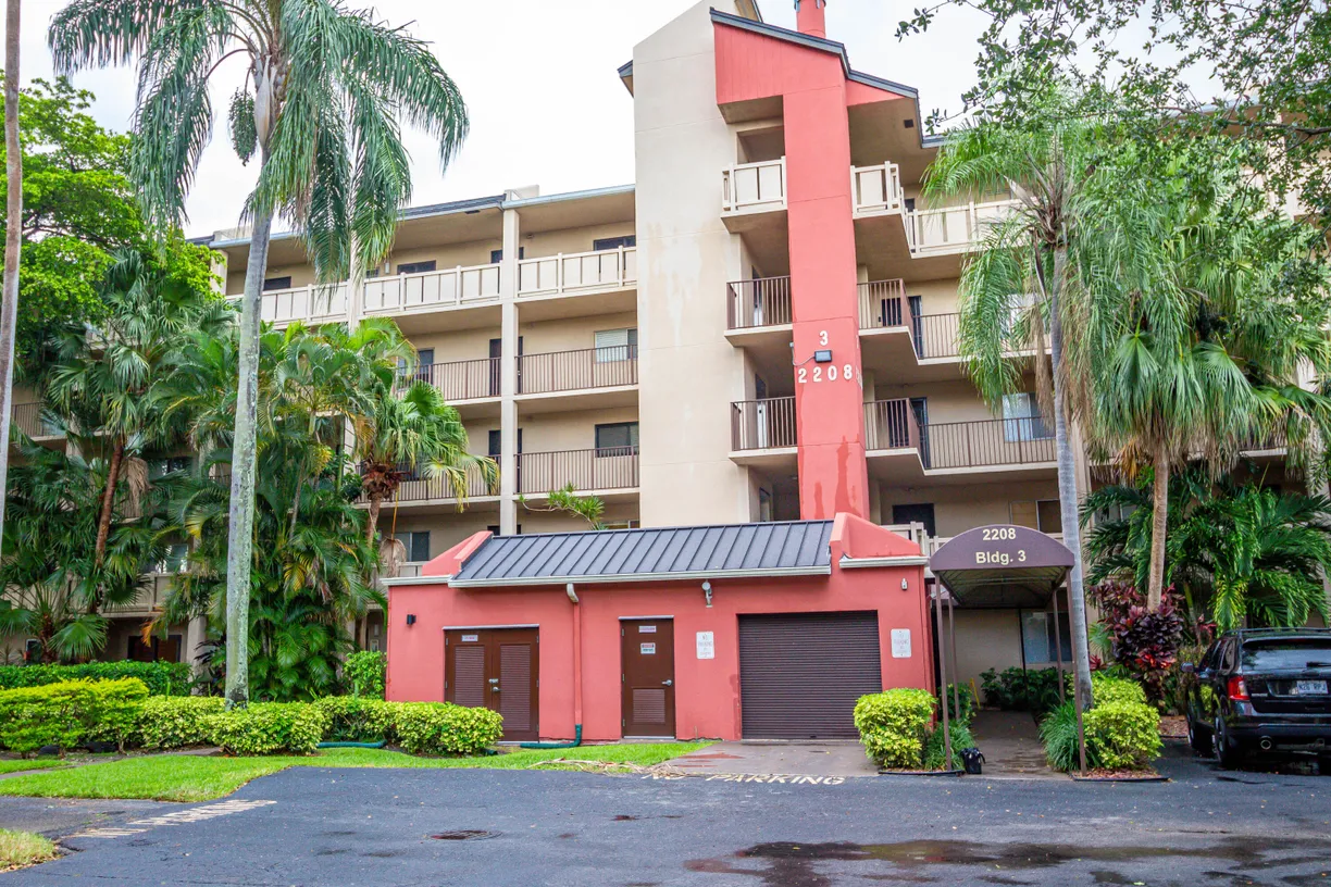 South Florida Real Estate | View 2208 S Cypress Bend Drive, 305 | 1 Bed, 2 Baths
