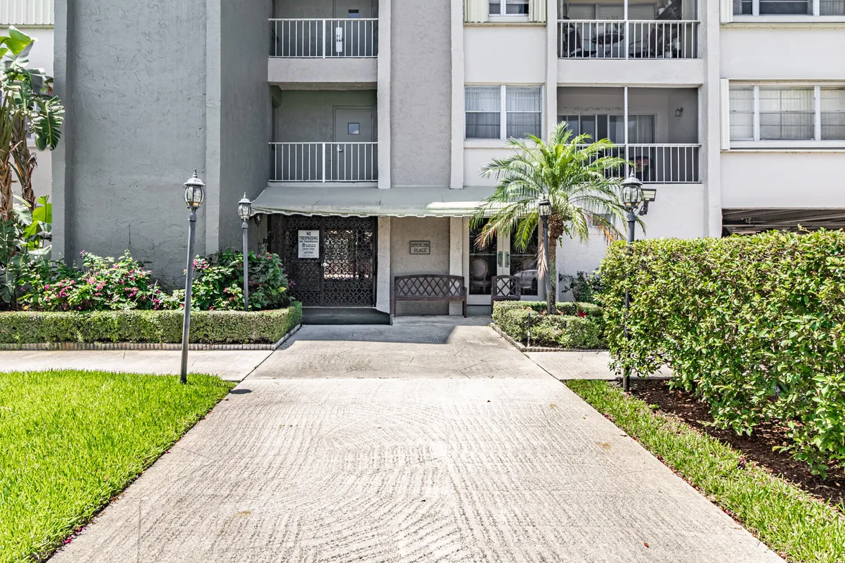 South Florida Real Estate | View 505 Spencer Drive, 212 | 2 Beds, 1 Bath