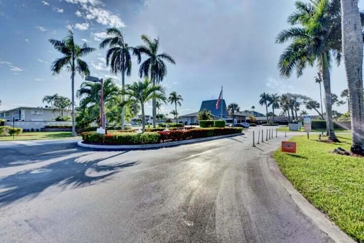 South Florida Real Estate | View 2811 S Garden Drive, 204 | 1 Bed, 1 Bath
