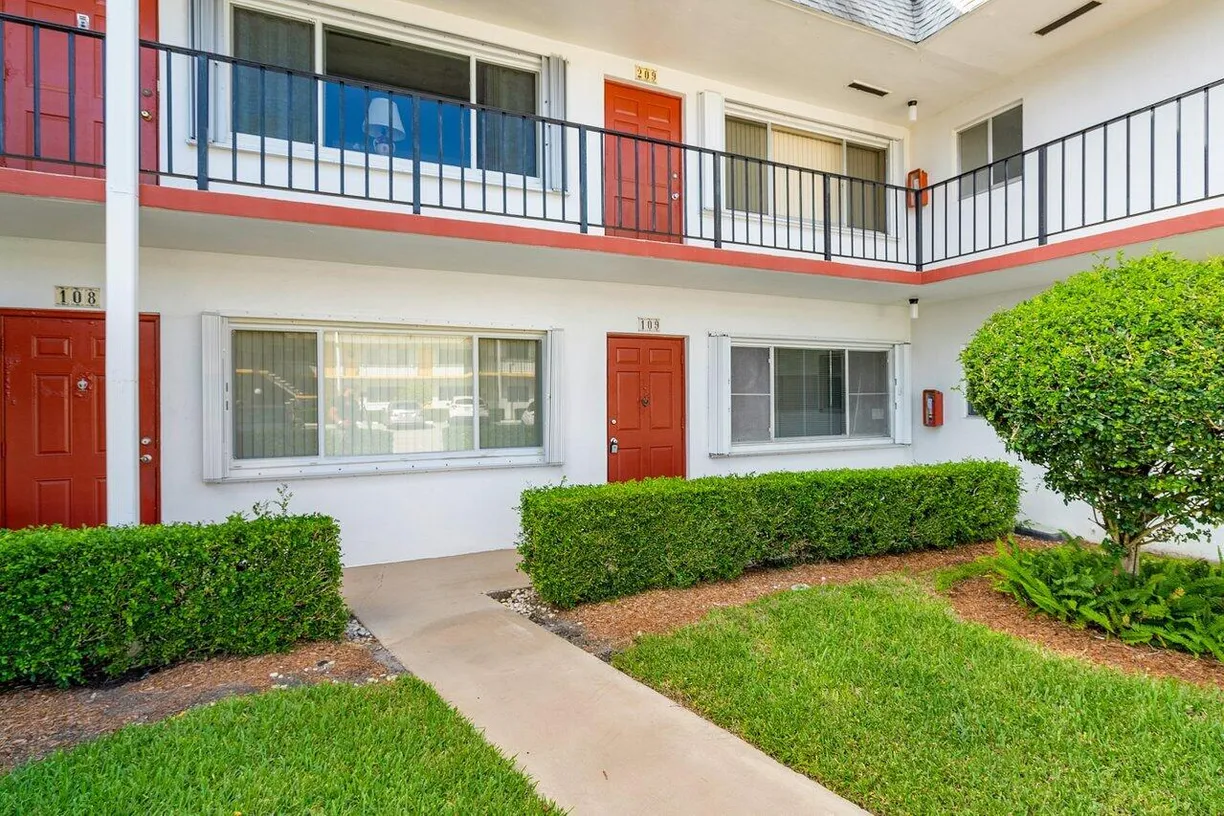 South Florida Real Estate | View 3320 Lake Osborne Drive, 109 | 1 Bed, 1 Bath