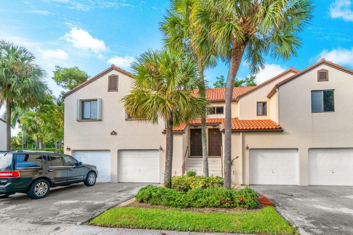 South Florida Real Estate | View 4 Via De Casas Sur, 201 | 3 Beds, 2 Baths