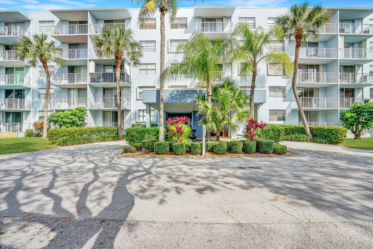 South Florida Real Estate | View 470 Executive Center Drive, 5b | 1 Bed, 1 Bath