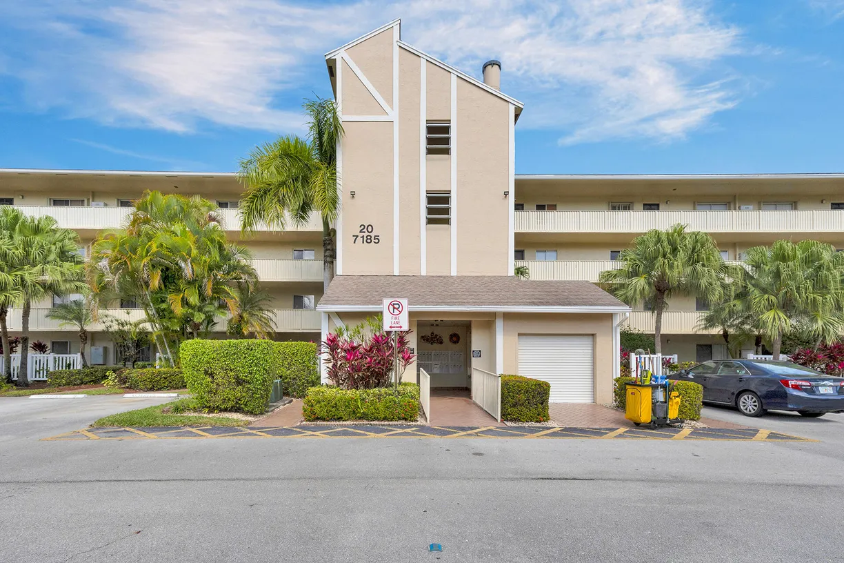 South Florida Real Estate | View 7185 Huntington Lane, 304 | 2 Beds, 2 Baths