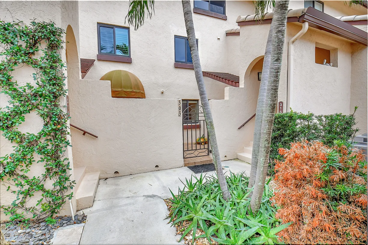 South Florida Real Estate | View 270 Captains Walk, 3030 | 3 Beds, 2 Baths