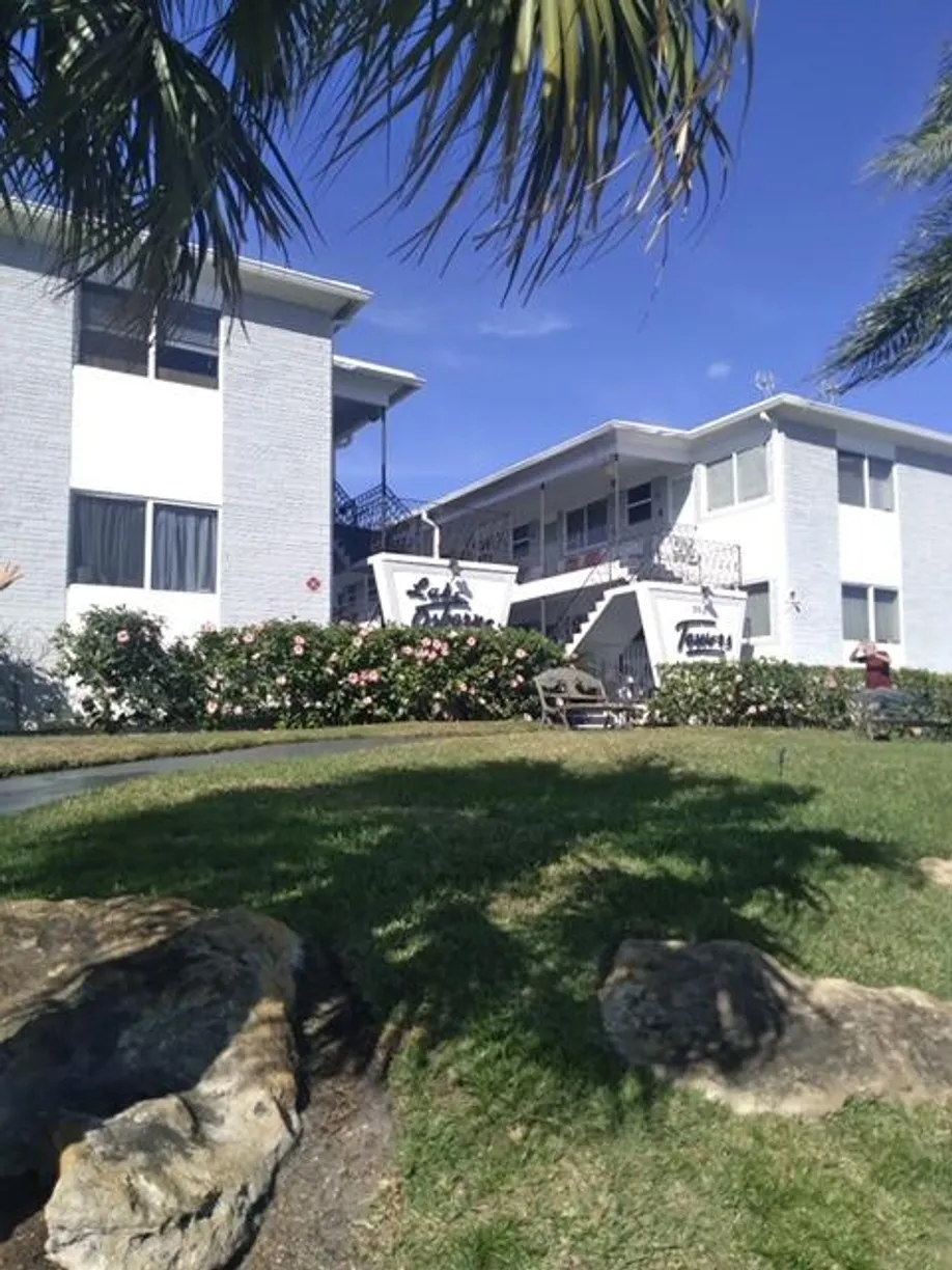 South Florida Real Estate | View 302 Lake Osborne Drive, 20 | 1 Bed, 1 Bath