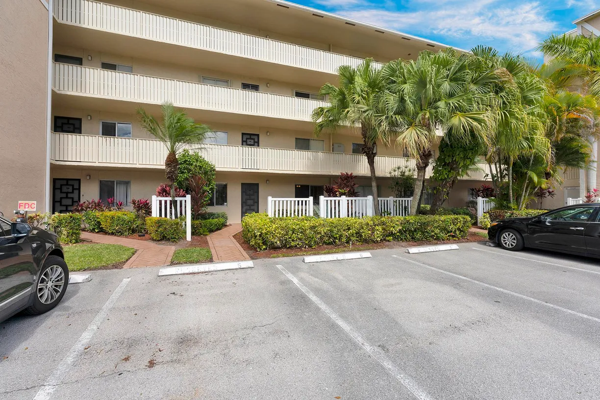South Florida Real Estate | View 7185 Huntington Lane, 102 | 2 Beds, 2 Baths