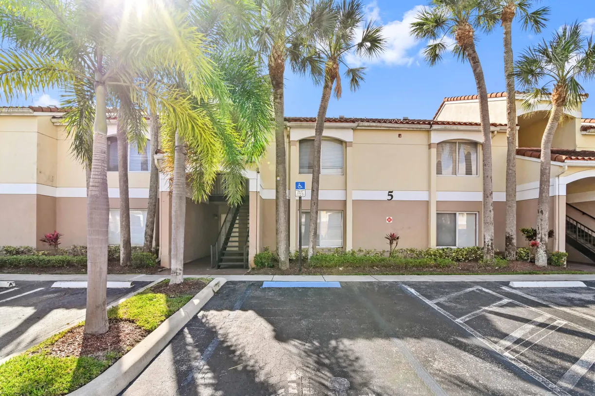 South Florida Real Estate | View 815 W Boynton Beach Boulevard, 5-202 | 1 Bed, 1 Bath