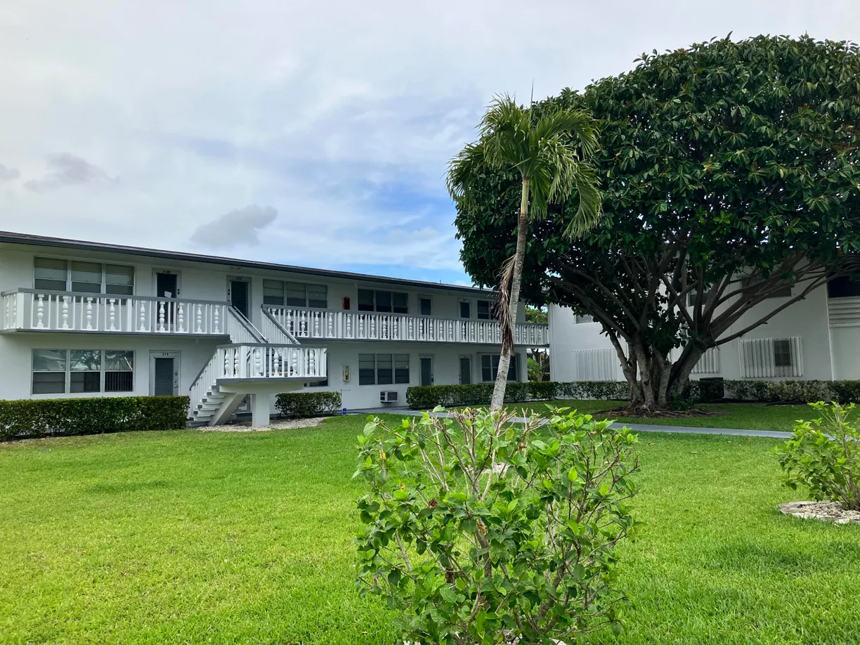 South Florida Real Estate | View 226 Camden J | 1 Bed, 1 Bath