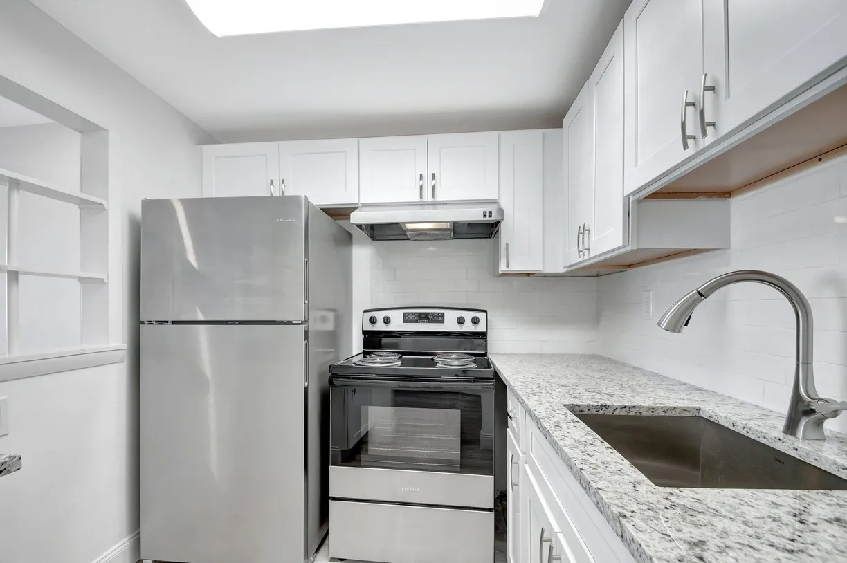 South Florida Real Estate | View 2204 Lake Osborne Drive, 18 | 1 Bed, 1 Bath