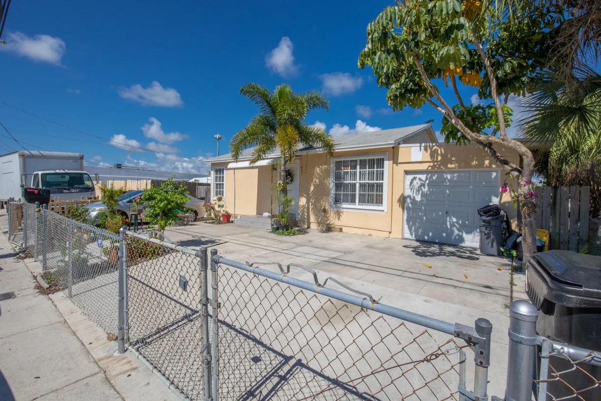 South Florida Real Estate | View 922 S Dixie Street | 4 Beds, 2 Baths