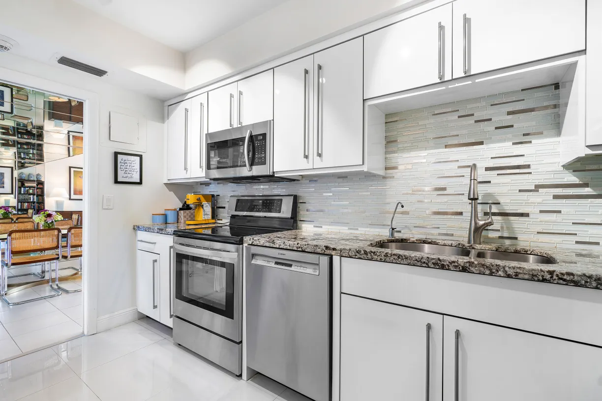 South Florida Real Estate | View 555 SE 6th Avenue, 8d | Listing