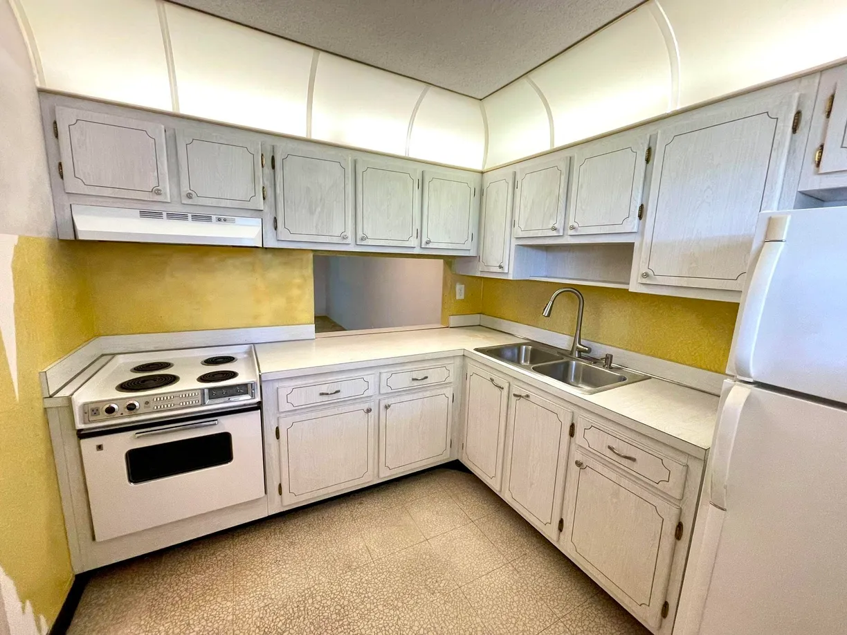South Florida Real Estate | View 2811 S Garden Drive, 101 | 2 Beds, 1 Bath