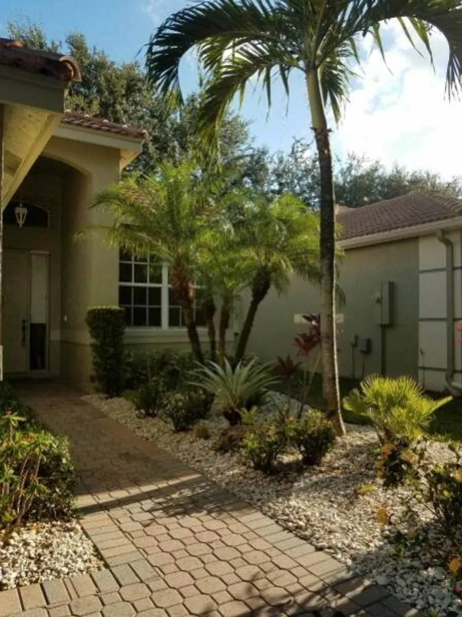 South Florida Real Estate | View 6037 Rossmoor Lakes Court | 3 Beds, 2 Baths