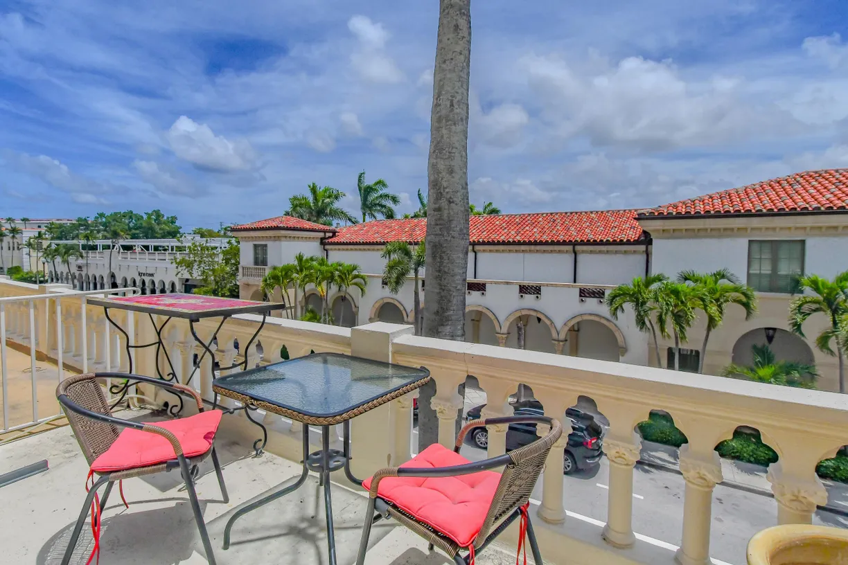 South Florida Real Estate | View 235 Sunrise Avenue, 2011 | 1 Bed, 1 Bath