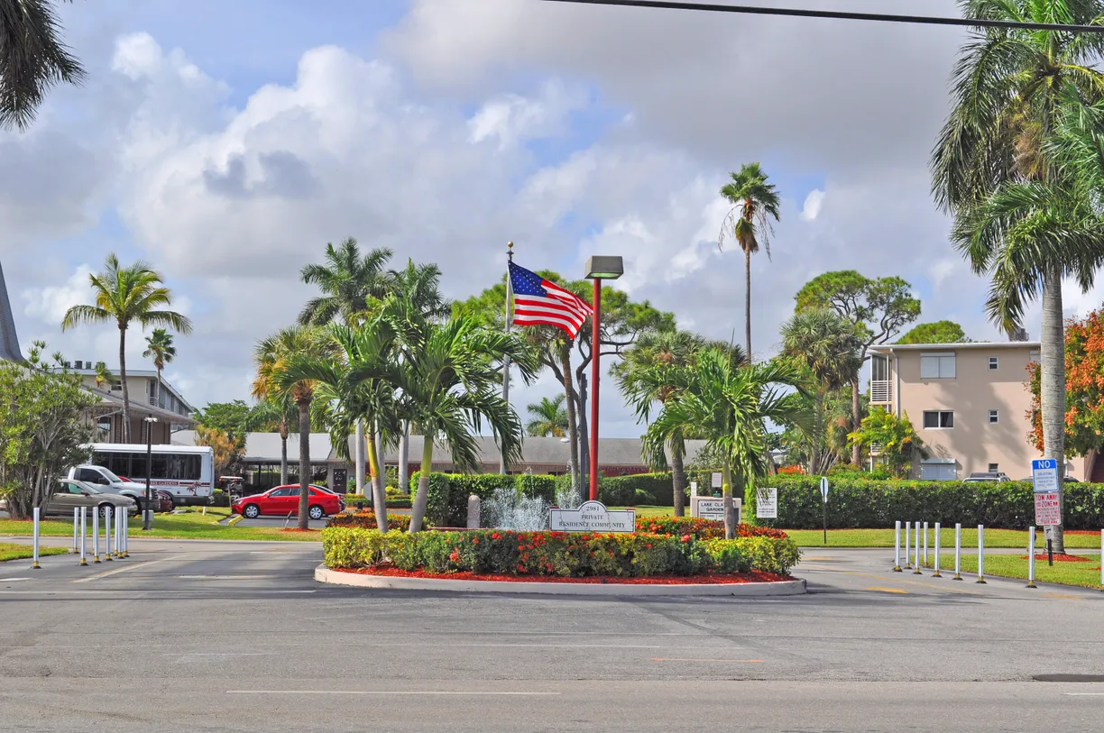 South Florida Real Estate | View 2812 S Garden Drive, 206 | 1 Bed, 1 Bath