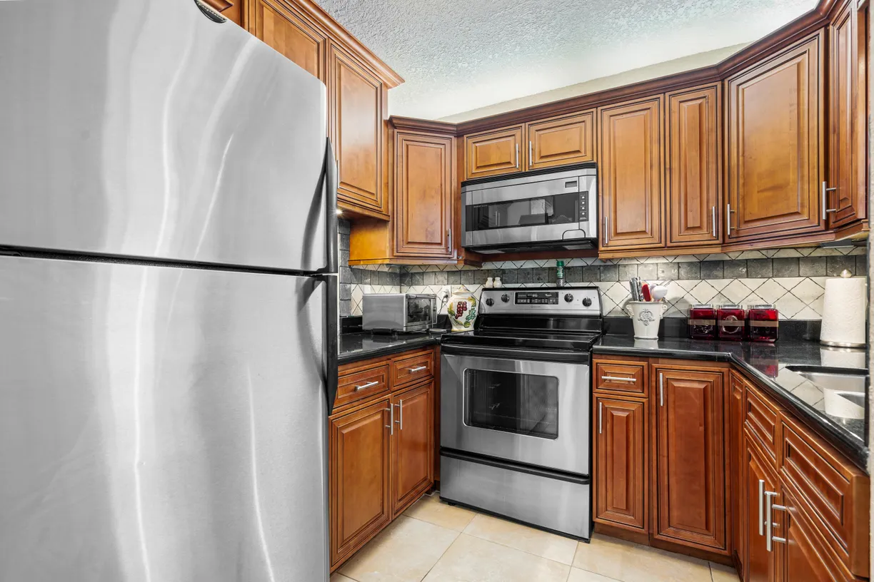 South Florida Real Estate | View 400 NE 20th Street, B204 | 1 Bed, 1 Bath