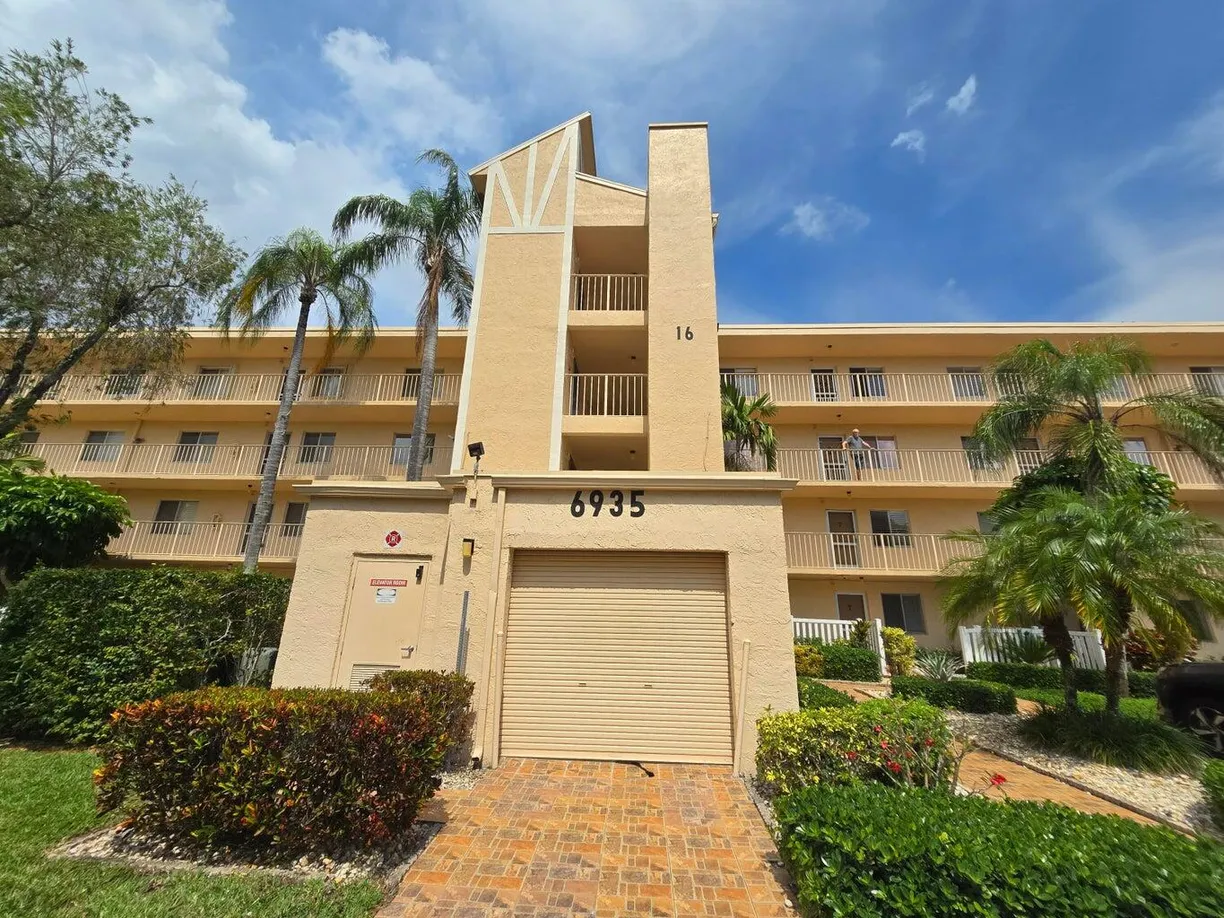 South Florida Real Estate | View 6935 Huntington Lane, 108 | 2 Beds, 2 Baths