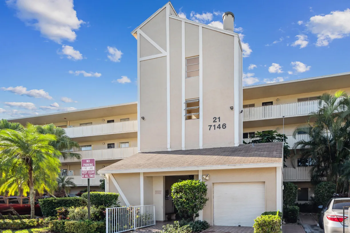 South Florida Real Estate | View 7146 Huntington Lane, 207 | 2 Beds, 2 Baths