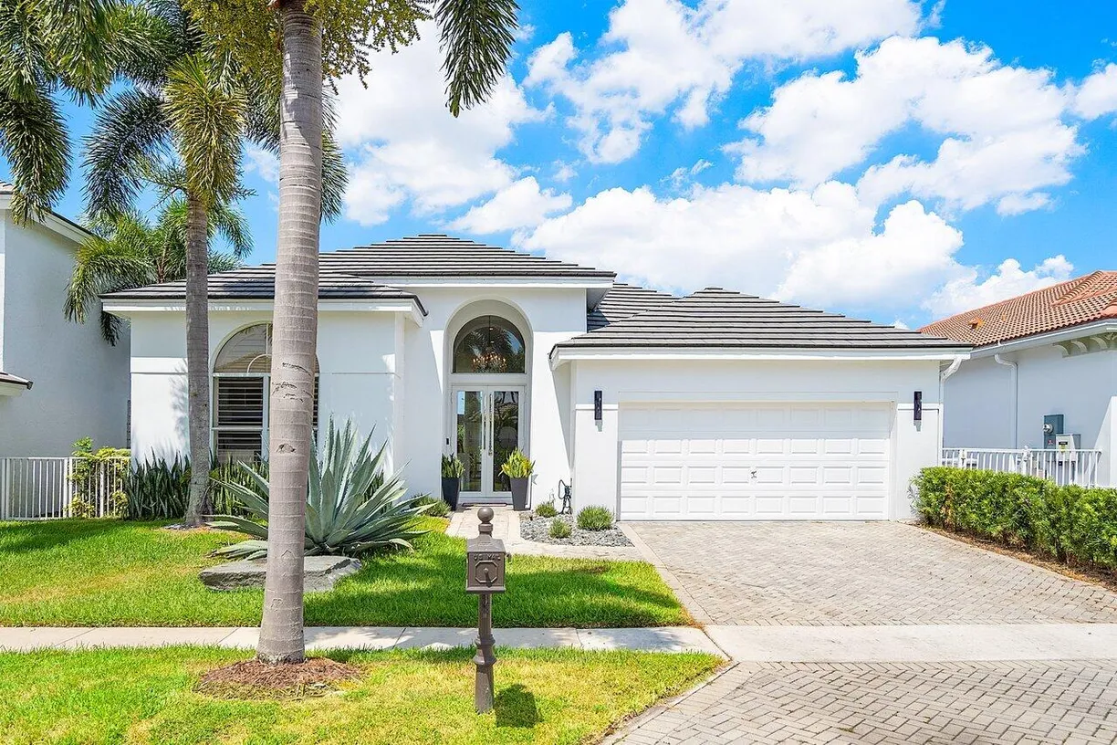 South Florida Real Estate | View 5712 Regency Circle | 3 Beds, 2 Baths