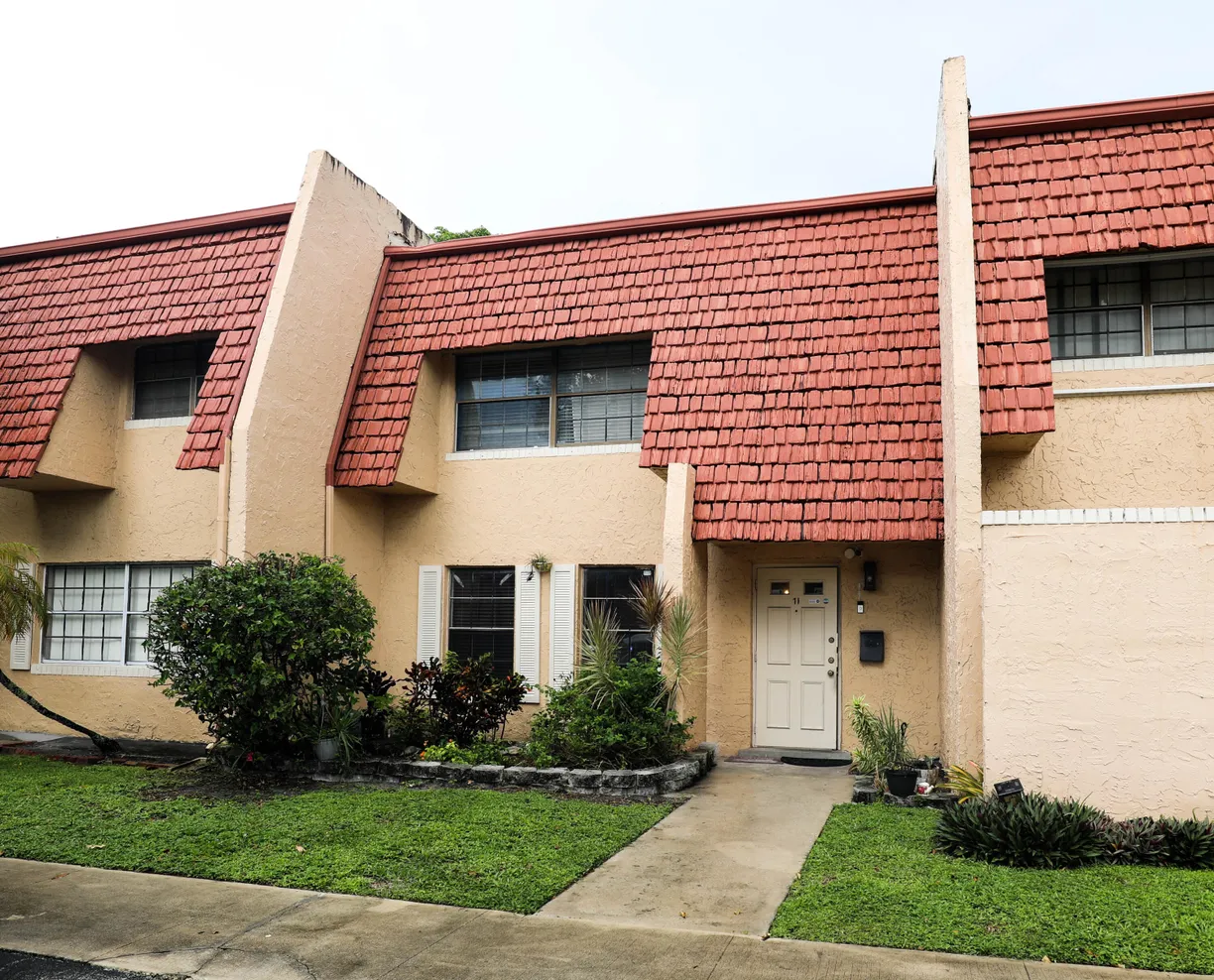 South Florida Real Estate | View 71 Ann Lee Lane | 3 Beds, 2 Baths