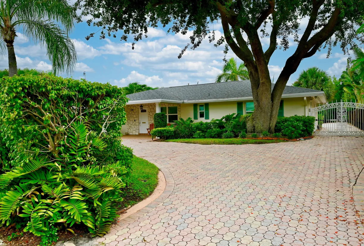 South Florida Real Estate | View 129 Alhambra Place | 4 Beds, 3 Baths