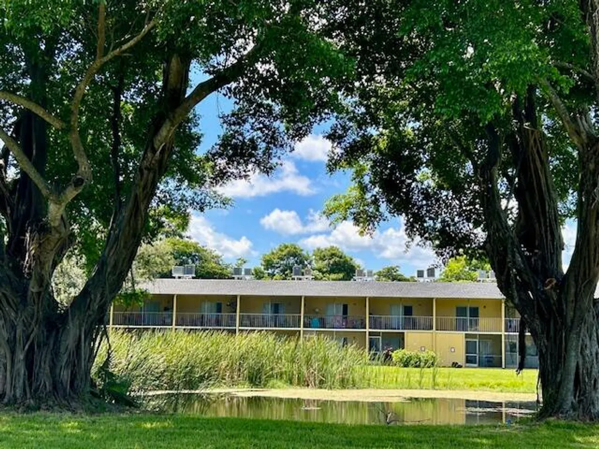 South Florida Real Estate | View 1422 W Meadows Circle, 1422 | Listing