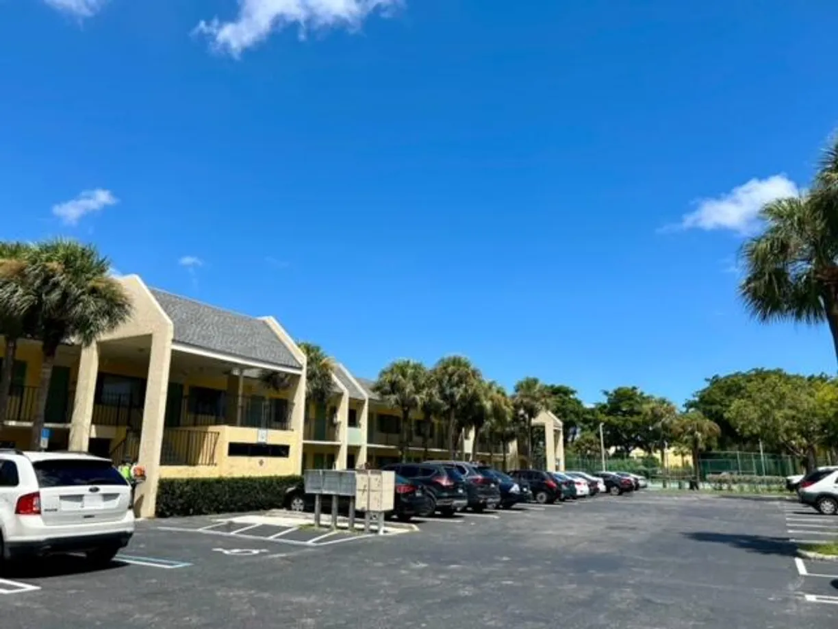 South Florida Real Estate | View 1422 W Meadows Circle, 1422 | Listing