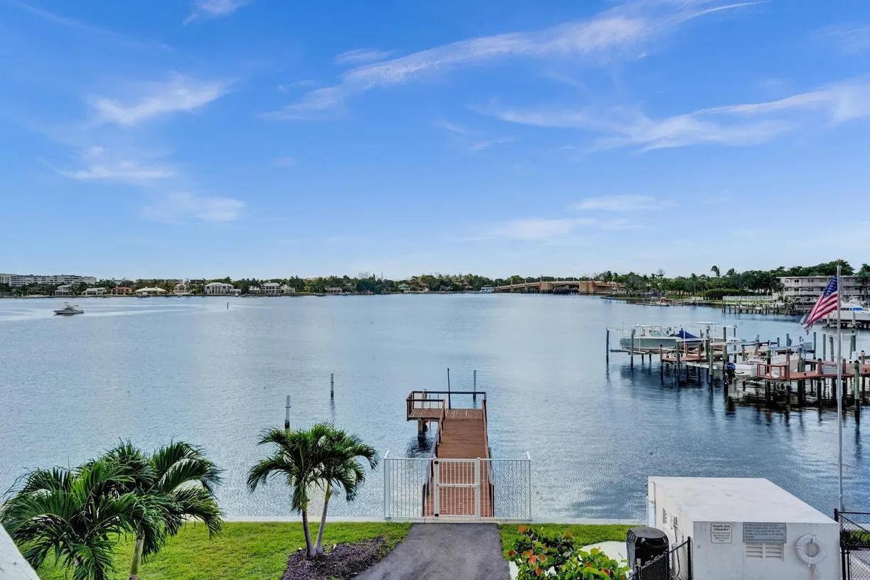 South Florida Real Estate | View 231 E Lantana Road, 304 | 2 Beds, 2 Baths