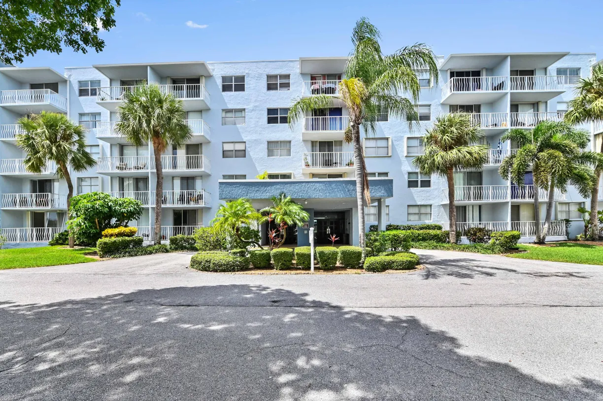 South Florida Real Estate | View 500 Executive Center Drive, 5i | 1 Bed, 1 Bath