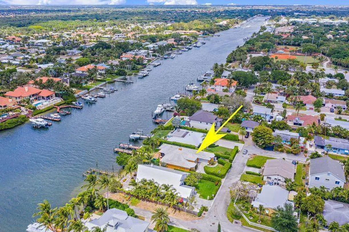 South Florida Real Estate | View 2117 N Suzanne Circle | Listing