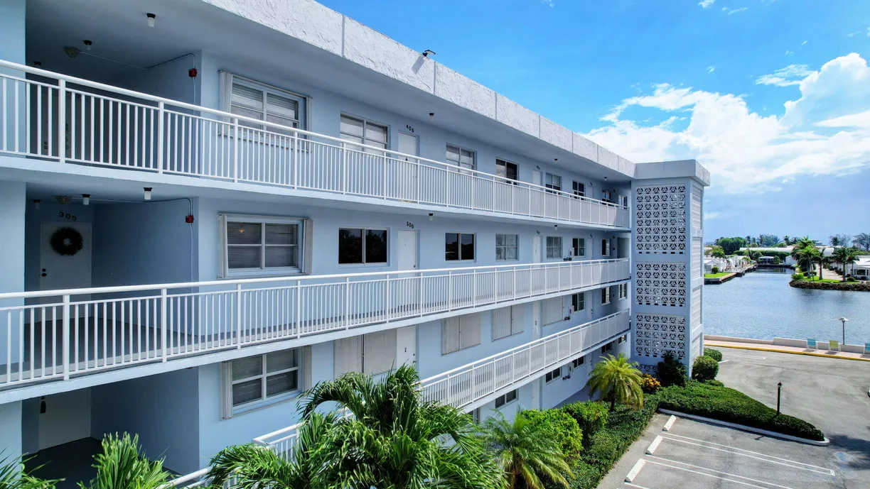 South Florida Real Estate | View 2018 S Federal Highway, 305 | 1 Bed, 1 Bath