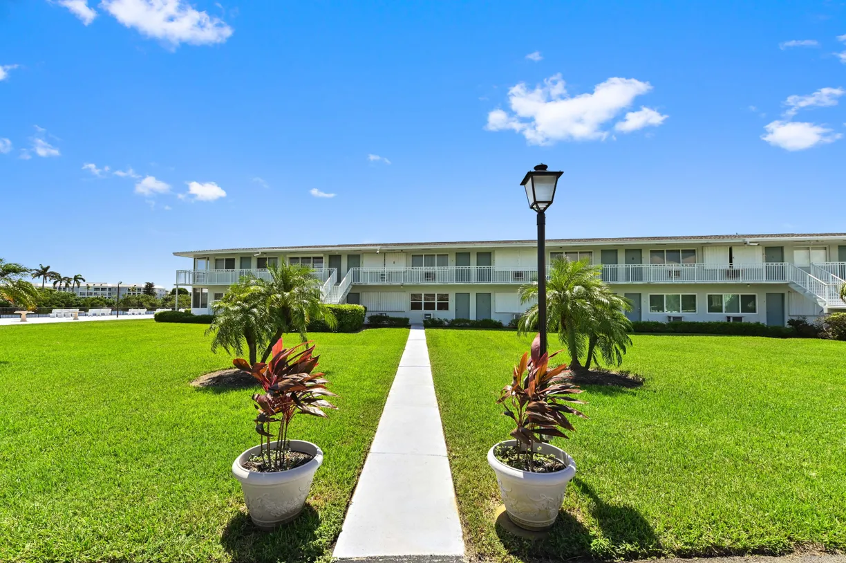 South Florida Real Estate | View 2460 S Federal Highway, 2 | 1 Bed, 1 Bath