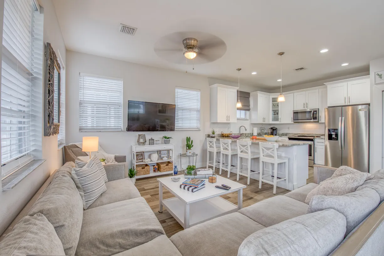 South Florida Real Estate | View 405 S M Street | Listing